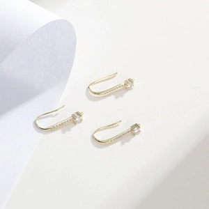 Detalle de ganchos para pendientes bañados en oro 18k con circonitas para joyería DIY