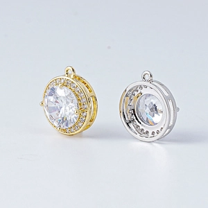 Vue détaillée des pendentifs en cuivre plaqué or et argent sertis de zircons cubiques