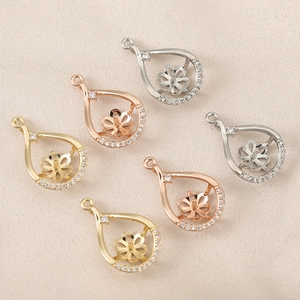 Colgantes de gota con circonitas y base de flor en chapado de oro y plata fina