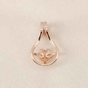 Detail eines roségoldenen, birnenförmigen Anhänger-Sets mit Mikro-Pave-Öse für DIY-Perlen