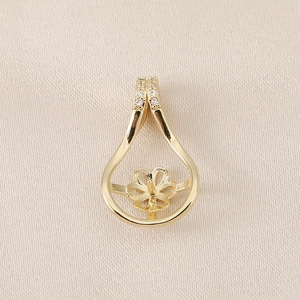 Detailaufnahme der 18K Gold Anhängerfassung in Tropfenform mit Zirkonia Blüte