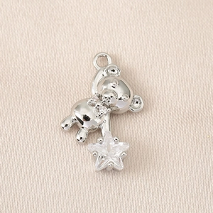 Détail d'un pendentif ours argenté plaqué or 18K avec zircon cubique en forme d'étoile