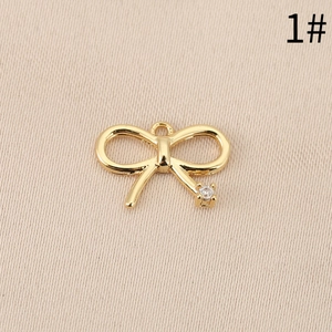 Detalle de un colgante de lazo bañado en oro de 18K con circón para crear joyería
