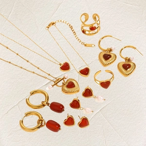 Parure en acier inoxydable doré 18k avec breloques cœur en agate rouge et perles