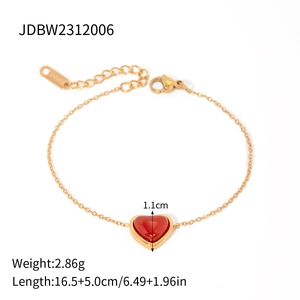 Bracelet en acier inoxydable plaqué or 18k avec un pendentif coeur en cornaline