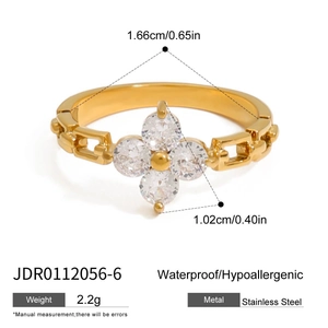 Goldfarbener Ring aus Edelstahl im Uhrenarmband-Design mit glänzendem Kleeblatt-Anhänger