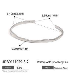 Bracciale a fascia in acciaio inossidabile color argento con design ondulato