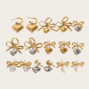 Elegantes Set aus Edelstahl-Schleifenohrringen mit Zirkonia und Herzanhängern