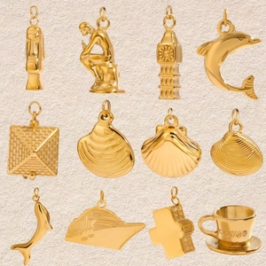 Set van 12 gouden titaanstaal bedeltjes met Moai-beelden, Big Ben en maritieme symbolen
