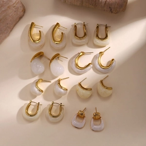 Set di orecchini vintage francesi placcati oro con dettagli in resina e forme geometriche