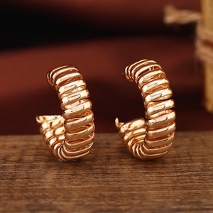 Goldene C-förmige Creolen im Vintage-Punk-Stil mit gedrehter Metallstruktur für Damen
