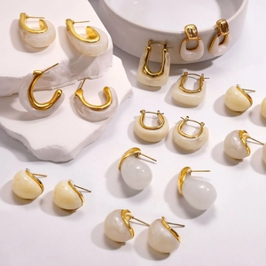 Elegante set di orecchini vintage oro e crema con design a forma di U e texture marmo