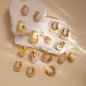 Set di orecchini vintage francesi in oro con resina marmorizzata e dettagli in perla