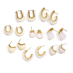 Collezione di orecchini a goccia in oro e forme geometriche in vari modelli alla moda