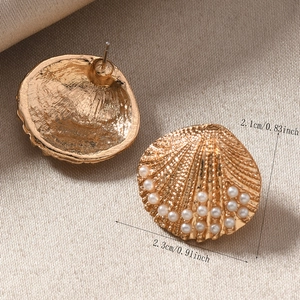 Detailansicht der muschelförmigen Ohrringe mit Kunstperlen und Gold-Finish