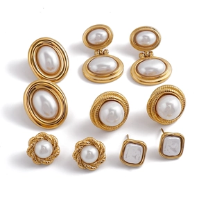 Set di cinque orecchini a perno in acciaio inossidabile dorato con perle in forme geometriche