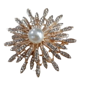 Broche tournesol dorée élégante avec perle centrale et accents de strass brillants