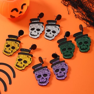 Detail van vier paar Halloween-oorbellen met glitter-acryl en skelet met hoed-motief