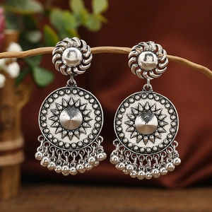 Pendientes boho vintage con borlas y patrón de girasol en acabado de plata