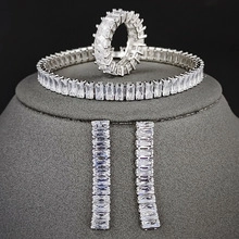 Detail eines Luxus Braut Zirkonia Schmucksets mit rechteckigen Steinen auf schwarzem Ständer