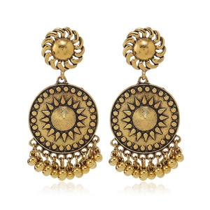 Pendientes de aro dorados vintage de estilo indio con relieve de sol y flecos de cuentas