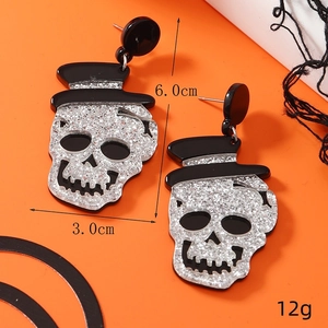 Detail van glinsterende Halloween schedel oorbellen met zwarte hoed en 6 cm maat