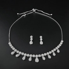 Detailansicht der Tropfen-Zirkon-Halskette und Ohrringe für Brautschmuck-Set