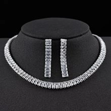 Luxuriöses silbernes Schmuckset mit Kristallen im Smaragdschliff auf schwarzer Büste