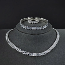 Detail eines Luxus-Braut-Zirkonia-Schmucksets mit Halskette, Armband und Ring-Display