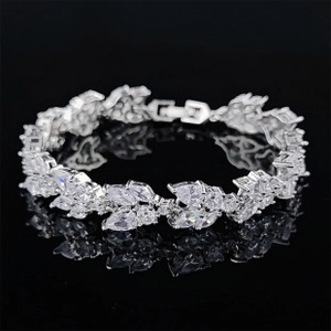 Makroansicht des silbernen Blattarmbands mit Marquise-Zirkonia und Faltschließe