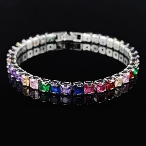 Nahaufnahme des Regenbogen-Tennisarmbands mit quadratischen Edelsteinen in Silber