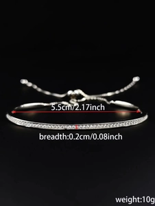 Dettaglio del bracciale regolabile in cristallo argento con diametro 5,5cm e 0,2cm
