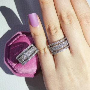 Primer plano de anillo de plata de tres capas con circonitas en un estuche de terciopelo