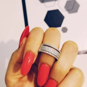 Primer plano de un lujoso anillo de varias filas con circonitas blancas en la mano