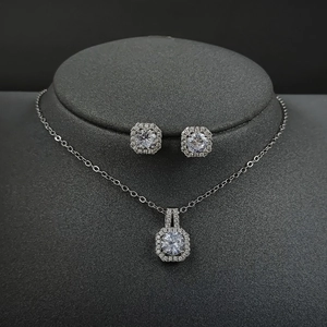 Schmuckset mit achteckigem Halo-Anhänger, runder Zirkonia-Halskette und Ohrsteckern
