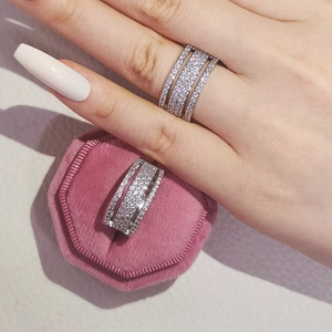 Anillo ancho de lujo con circonitas 3A y joyero hexagonal de terciopelo rosa elegante