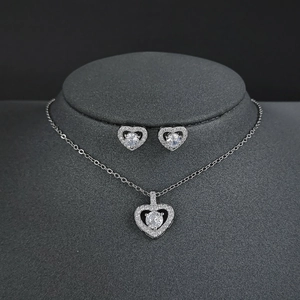 Elegantes herzförmiges Schmuckset aus Silber mit weißen Zirkonia-Halskette und Ohrringen