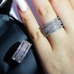 Lujoso anillo ancho multicapa con micro pavé de circonitas sobre baño de plata fina