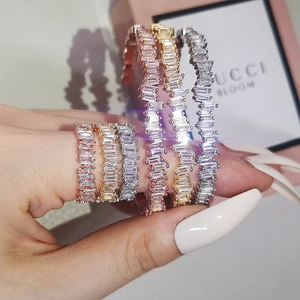 Detailansicht des Baguette-Zirkonia-Schmucksets in Roségold, Gold und Silber-Finish