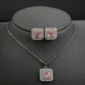 Elegantes Schmuckset mit rosa quadratischen Steinen und Versilberung auf Display
