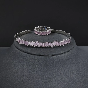 Luxus Schmuckset mit rosa Zirkonia im Baguetteschliff bestehend aus Armreif und passendem Ring