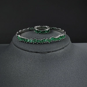 Luxuriöses Schmuckset mit silbernem Armband und Ring, besetzt mit smaragdgrünen Zirkonia