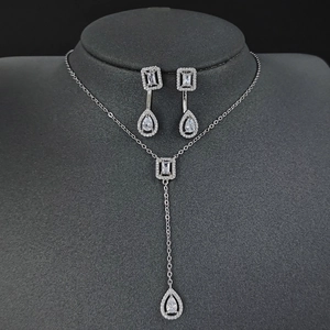 Silber-Schmuckset mit quadratischem Zirkonia-Anhänger und passenden Tropfenohrringen
