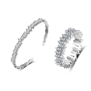 Silbernes Schmuckset mit geometrischem Zirkonia-Armreif und passendem Ring-Band