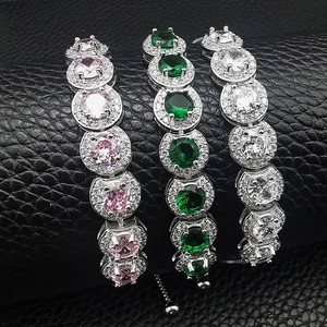 Klassische Silberperlenarmbänder mit rosa, smaragdgrünen und klaren Zirkonkristallen