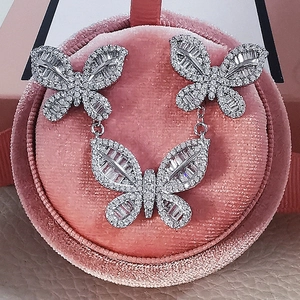 Elegantes Set aus Schmetterlingsschmuck in Silber mit Kristallen in rosa Geschenkbox