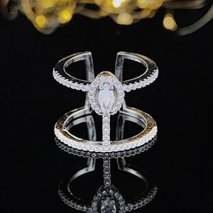 Detailansicht eines silbernen Doppelrings mit Marquise-Schliff und Zirkonia-Besatz