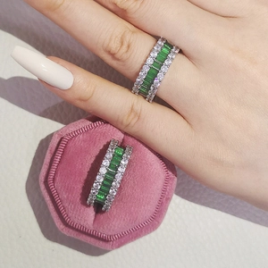 Détail d'une bague en argent sertie de pierres vertes et pavage de zircons blancs