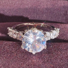 Detalle de anillo de plata S925 con circón redondo en un joyero de terciopelo morado