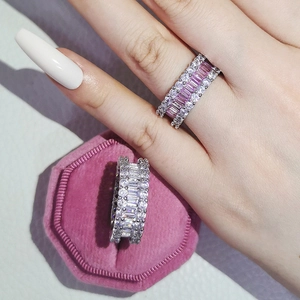 Détail de bagues d'éternité de luxe avec zircon rose et clair en boîte velours